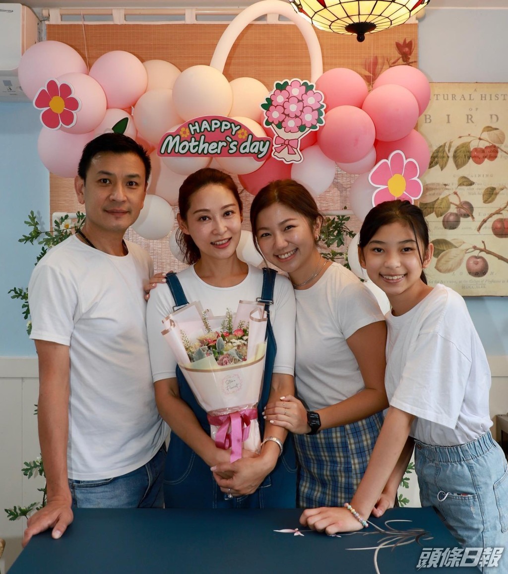 楊卓娜與燈箱大王育有一女，對兩個繼女亦相當疼愛。